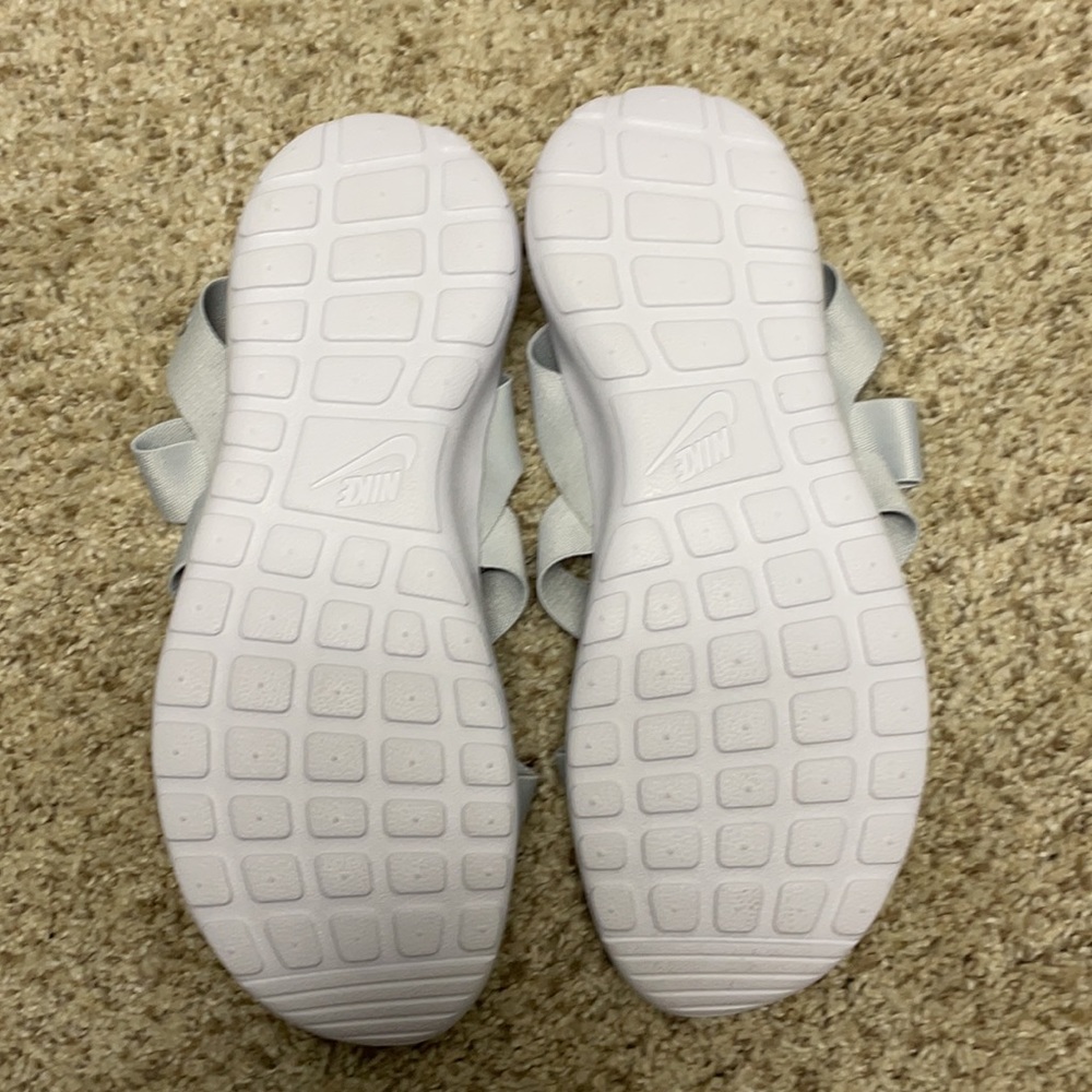 Woman’s Nike size 8 sandals - Picture 2 of 3
